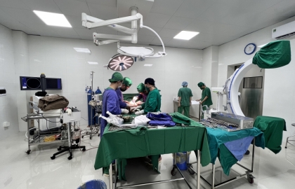 PHẪU THUẬT THÀNH CÔNG  KẾT HỢP XƯƠNG BẰNG NẸP DHS DƯỚI MÀN HÌNH TĂNG SÁNG CHO BỆNH NHÂN 102 TUỔI GÃY LIÊN MẪU CHUYỂN XƯƠNG ĐÙI 