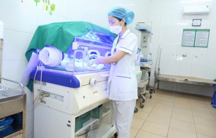PHẪU THUẬT THÀNH CÔNG  KẾT HỢP XƯƠNG BẰNG NẸP DHS DƯỚI MÀN HÌNH TĂNG SÁNG CHO BỆNH NHÂN 102 TUỔI GÃY LIÊN MẪU CHUYỂN XƯƠNG ĐÙI 